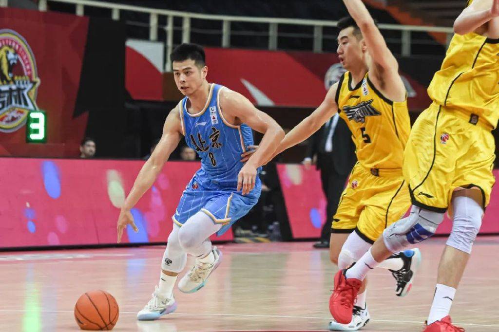 包含费耶诺德内部会议纪要流出：赛后队长鼓劲，CBA季后赛使命明确，阵容厚度经受考验的词条