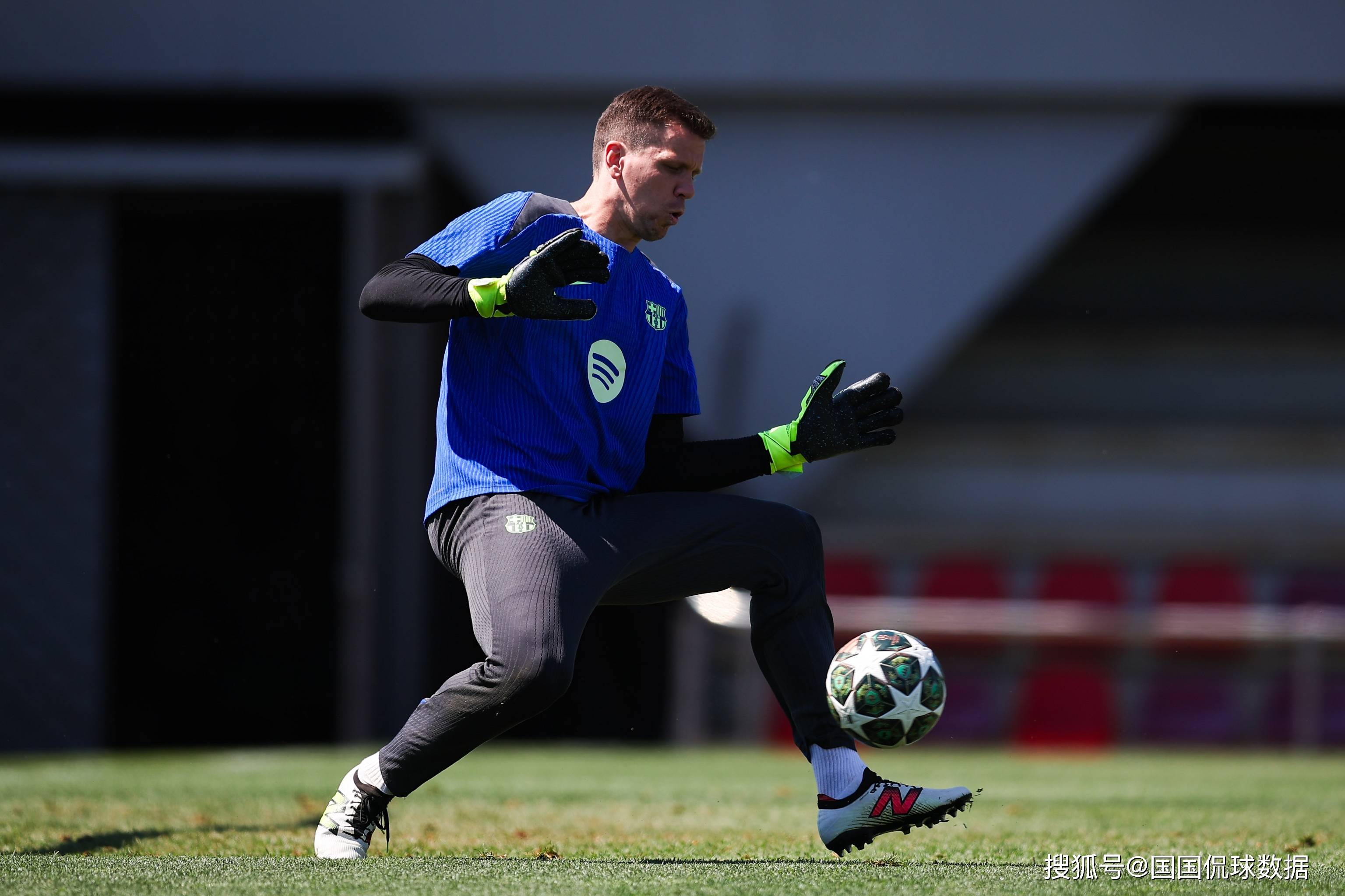 今夜欧冠焦点战，里昂外线爆发，引发热议，身体对抗强度拉满(ope体育里昂vs卡昂)