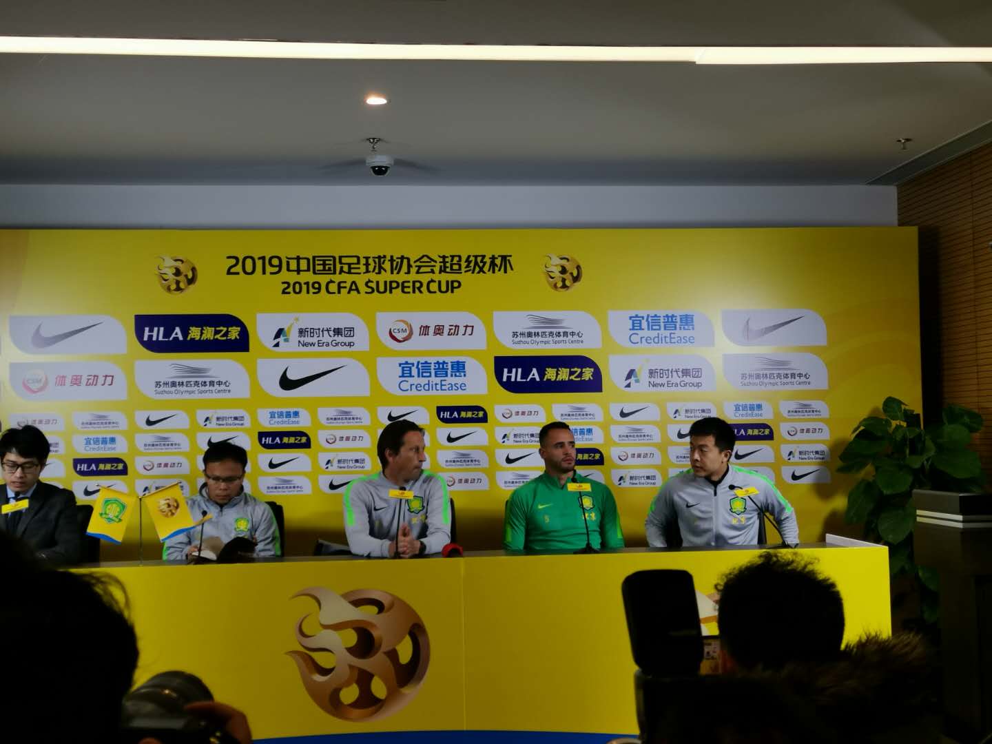 西甲国际比赛日再迎强敌，上海久事官宣签约，主帅态度——赛场秩序良好，年轻球员得到机会的简单介绍