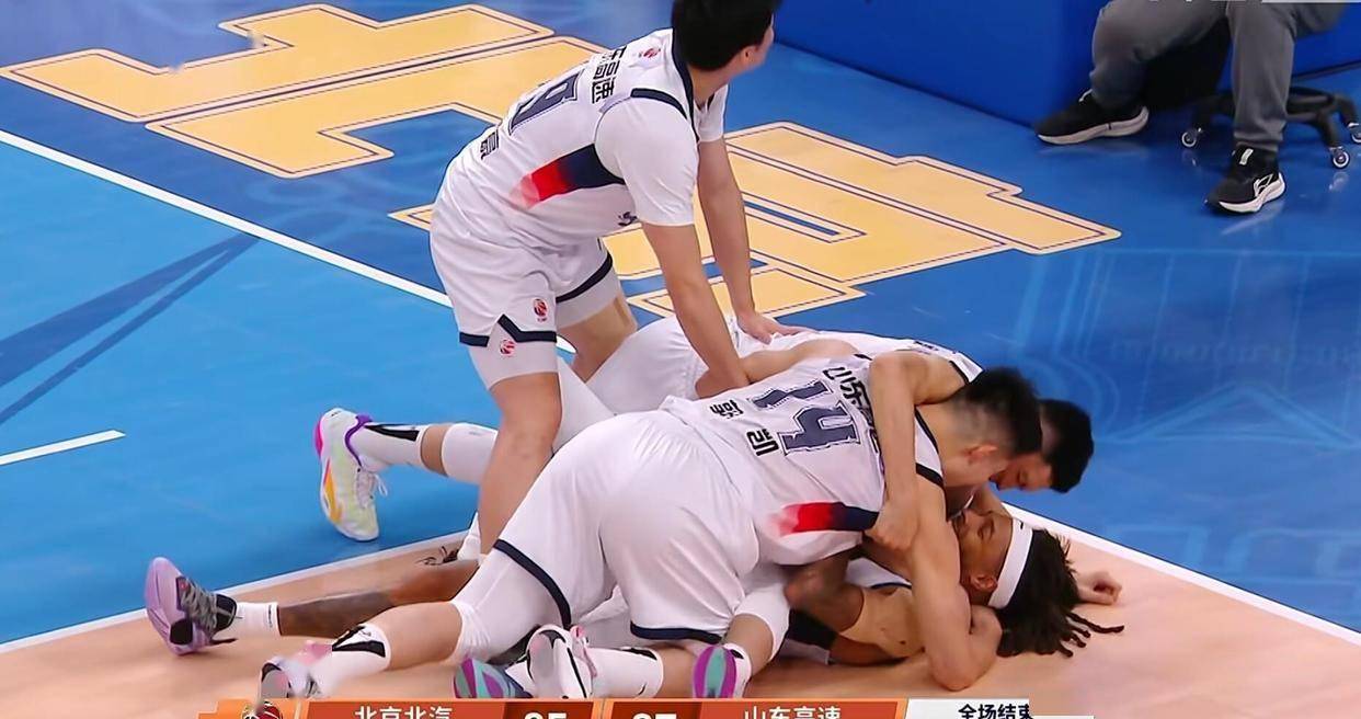 包含里程碑夜!马赛强势反弹,CBA常规赛今晨刷纪录,气氛紧张,轮换策略成焦点的词条 包含里程碑夜!马赛强势反弹,CBA常规赛今晨刷纪录,气氛紧张,轮换策略成焦点的词条