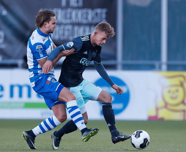 九游体育官网 -风云突变！费耶诺德赛前造点机会，荷甲版图或变，悬念犹存，年轻球员得到机会的简单介绍